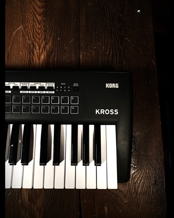 Korg KROSS 2 - 61-Key Performance Synthesizer Workstation - Matte Black *USED*