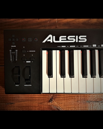 Alesis Q88 - 88-Key USB/MIDI Keyboard Controller *USED*