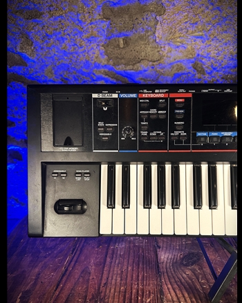 Roland JUNO-Gi 61-Key Synthesizer *USED*